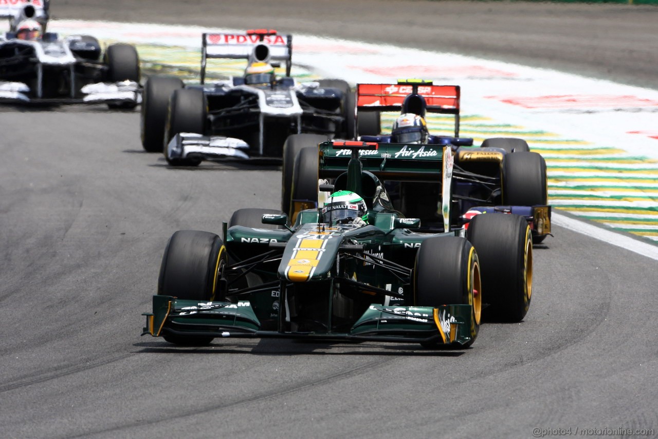 GP BRASILE, 27.11.2011- Gara, Heikki Kovalainen (FIN), Team Lotus, TL11 e Jaime Alguersuari (SPA), Scuderia Toro Rosso, STR6 