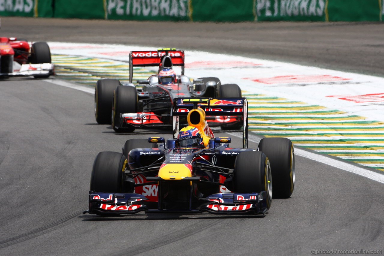 GP BRASILE, 27.11.2011- Gara, Mark Webber (AUS), Red Bull Racing, RB7 davanti a Jenson Button (GBR), McLaren  Mercedes, MP4-26 