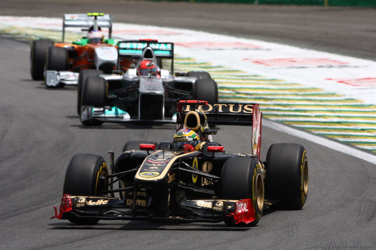 GP BRASILE, 27.11.2011- Gara, Bruno Senna (BRA), Lotus Renault GP R31 davanti a Michael Schumacher (GER), Mercedes GP Petronas F1 Team, MGP W02 
