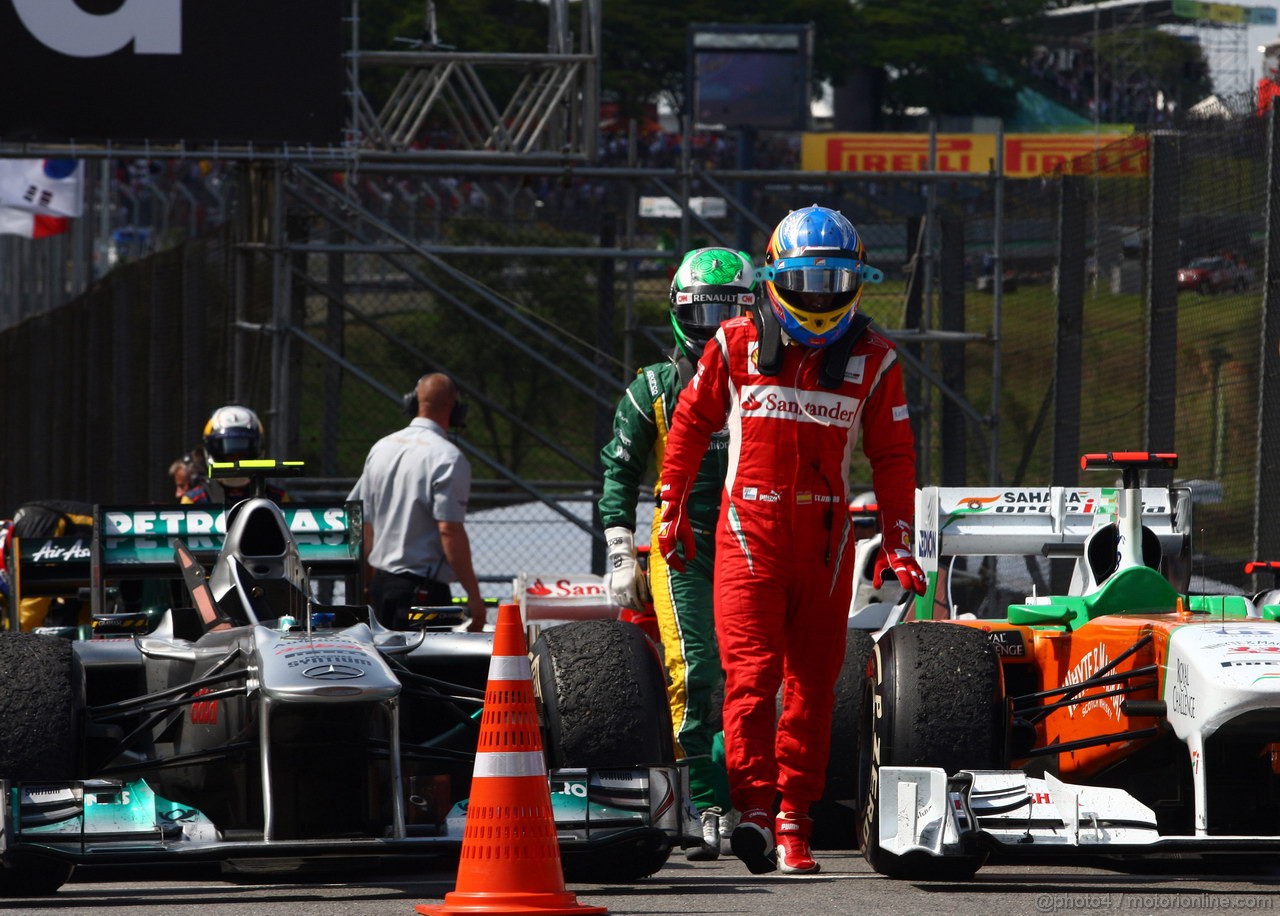 GP BRASILE, 27.11.2011- Gara, Fernando Alonso (ESP), Ferrari, F-150 Italia e Heikki Kovalainen (FIN), Team Lotus, TL11 