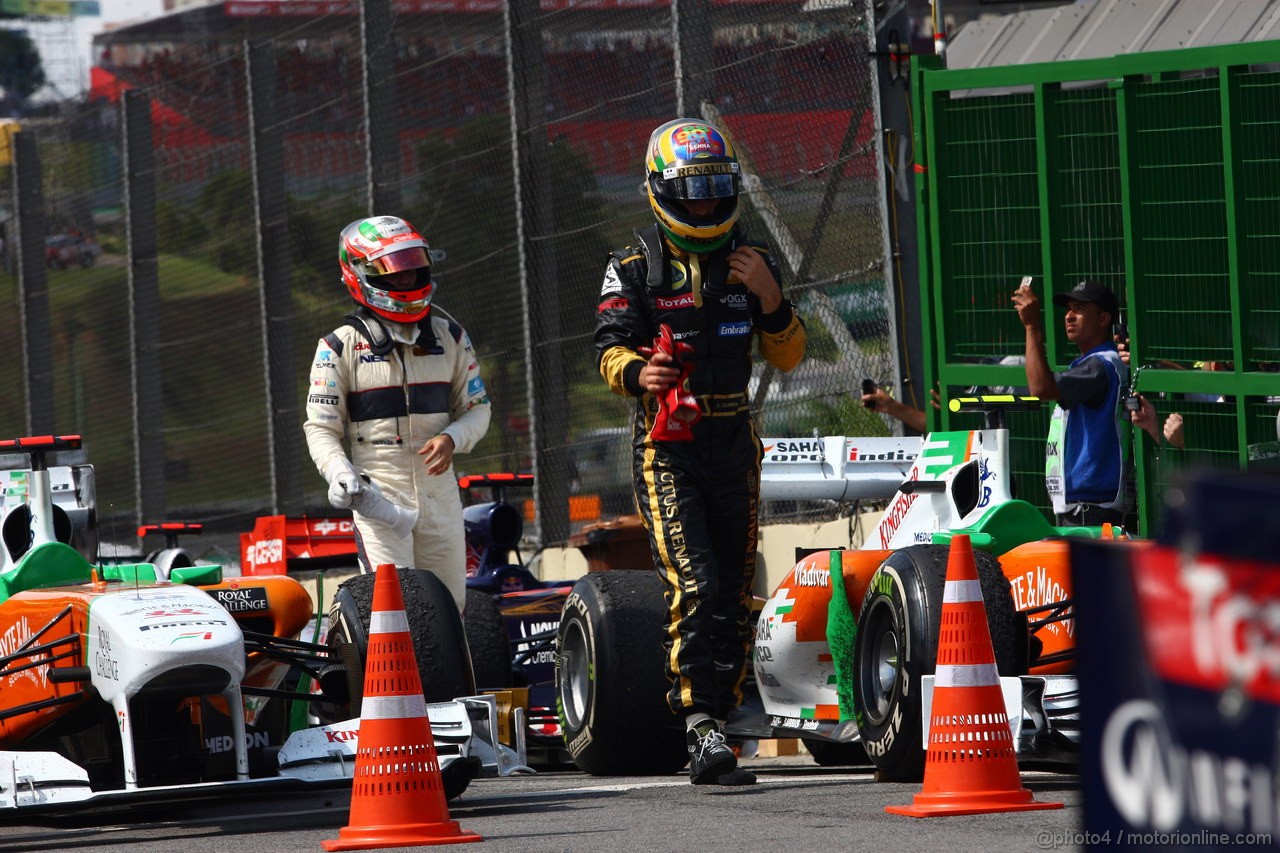 GP BRASILE, 27.11.2011- Gara, Sergio Prez (MEX), Sauber F1 Team C30 e Bruno Senna (BRA), Lotus Renault GP R31 