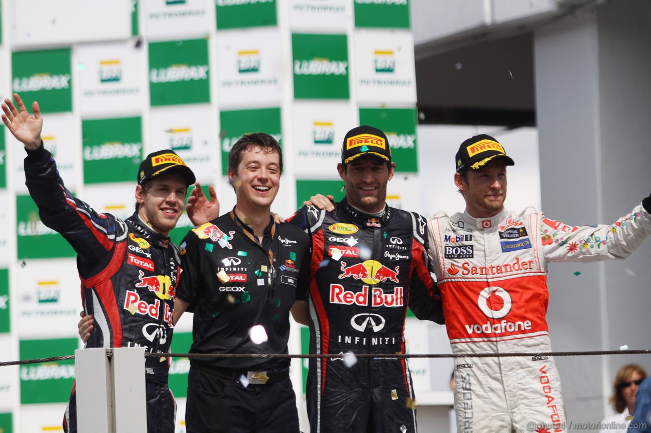 GP BRASILE, 27.11.2011- Gara, Sebastian Vettel (GER), Red Bull Racing, RB7 secondo, Mark Webber (AUS), Red Bull Racing, RB7 vincitore e Jenson Button (GBR), McLaren  Mercedes, MP4-26 terzo 