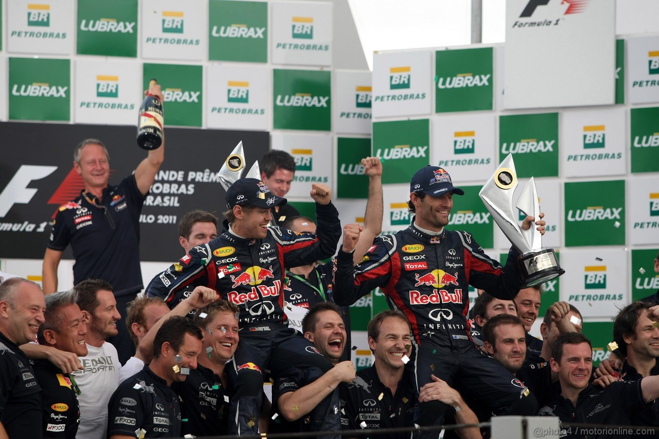 GP BRASILE, 27.11.2011- Gara, Festeggiamenti, Mark Webber (AUS), Red Bull Racing, RB7 vincitore, Sebastian Vettel (GER), Red Bull Racing, RB7 secondo 