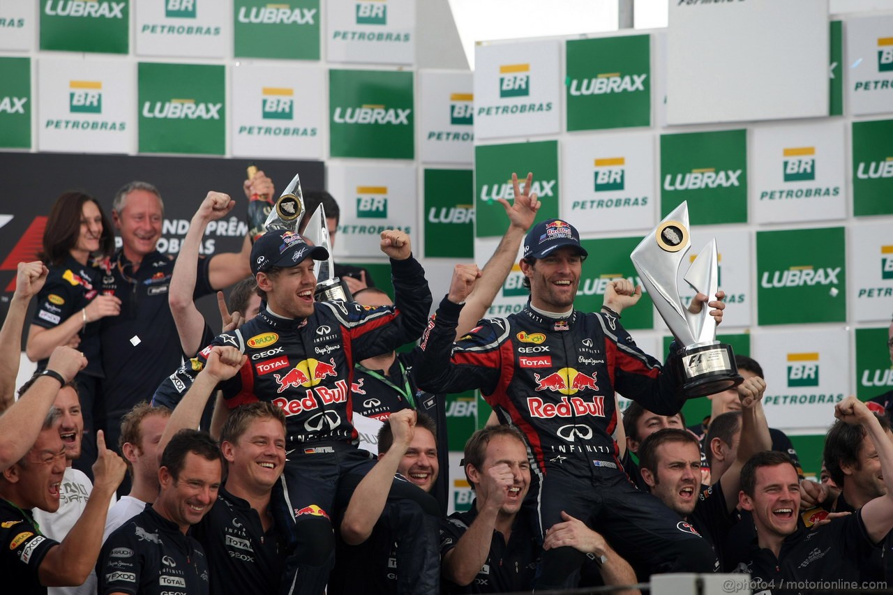 GP BRASILE, 27.11.2011- Gara, Festeggiamenti, Sebastian Vettel (GER), Red Bull Racing, RB7 secondo e Mark Webber (AUS), Red Bull Racing, RB7 vincitore 