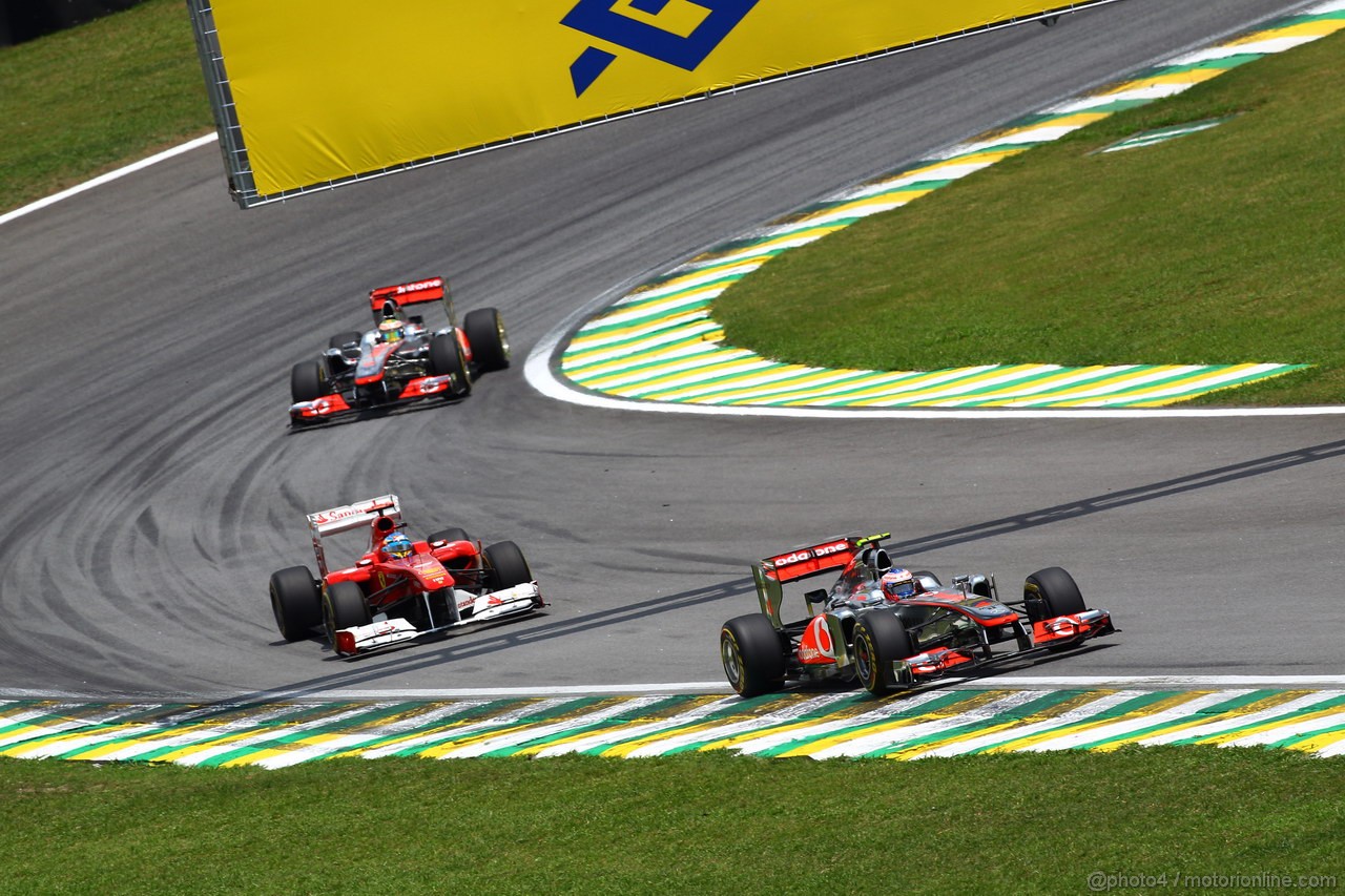 GP BRASILE, 27.11.2011- Gara, Jenson Button (GBR), McLaren  Mercedes, MP4-26 davanti a Fernando Alonso (ESP), Ferrari, F-150 Italia e Lewis Hamilton (GBR), McLaren  Mercedes, MP4-26 
