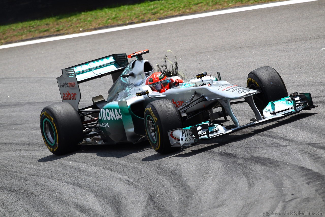 GP BRASILE, 27.11.2011- Gara, crash, Michael Schumacher (GER), Mercedes GP Petronas F1 Team, MGP W02 