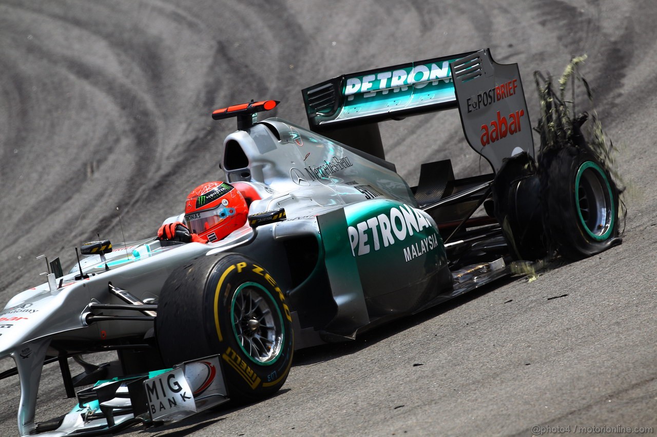 GP BRASILE, 27.11.2011- Gara, Crash, Michael Schumacher (GER), Mercedes GP Petronas F1 Team, MGP W02 