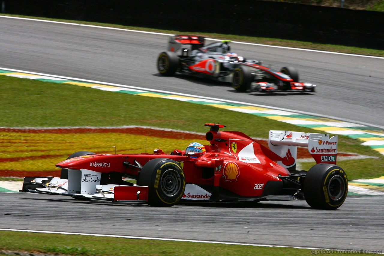 GP BRASILE, 27.11.2011- Gara, Fernando Alonso (ESP), Ferrari, F-150 Italia e Jenson Button (GBR), McLaren  Mercedes, MP4-26 