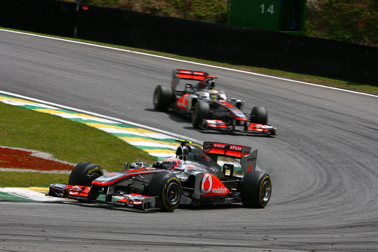 GP BRASILE, 27.11.2011- Gara, Jenson Button (GBR), McLaren  Mercedes, MP4-26 e Lewis Hamilton (GBR), McLaren  Mercedes, MP4-26 