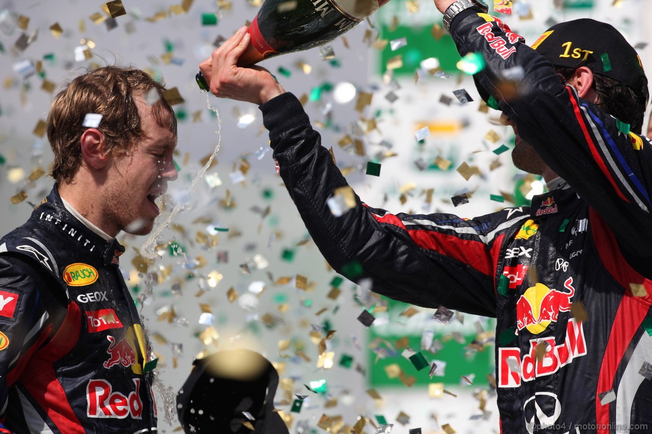 GP BRASILE, 27.11.2011- Gara, Sebastian Vettel (GER), Red Bull Racing, RB7 secondo e Mark Webber (AUS), Red Bull Racing, RB7 vincitore 