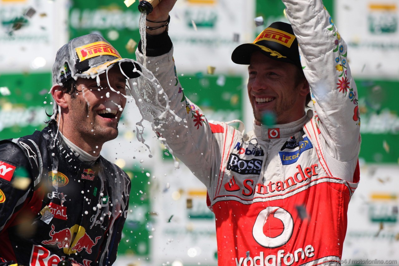 GP BRASILE, 27.11.2011- Gara, Mark Webber (AUS), Red Bull Racing, RB7 vincitore e Jenson Button (GBR), McLaren  Mercedes, MP4-26 terzo 