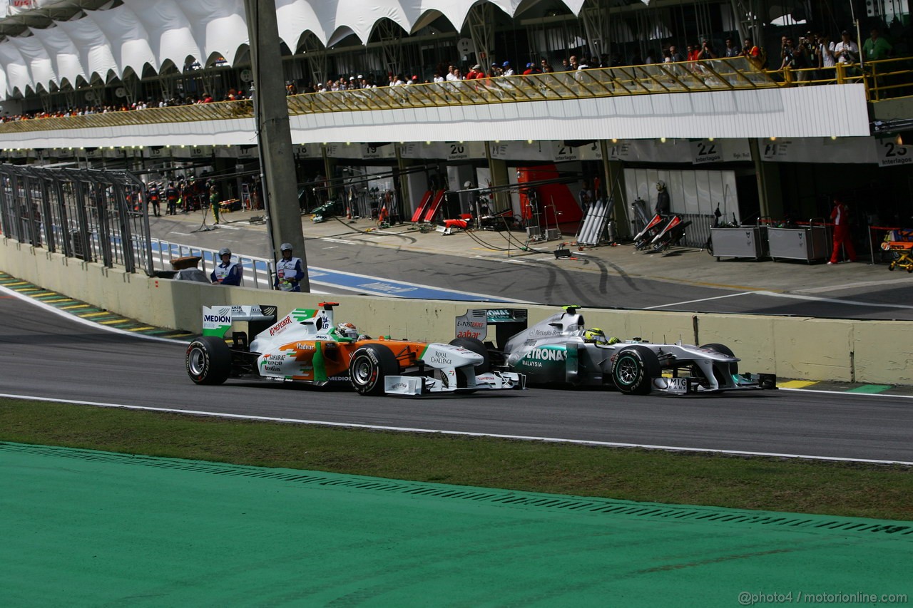 GP BRASILE, 27.11.2011- Gara, Adrian Sutil (GER), Force India F1 Team, VJM04 e Nico Rosberg (GER), Mercedes GP Petronas F1 Team, MGP W02 