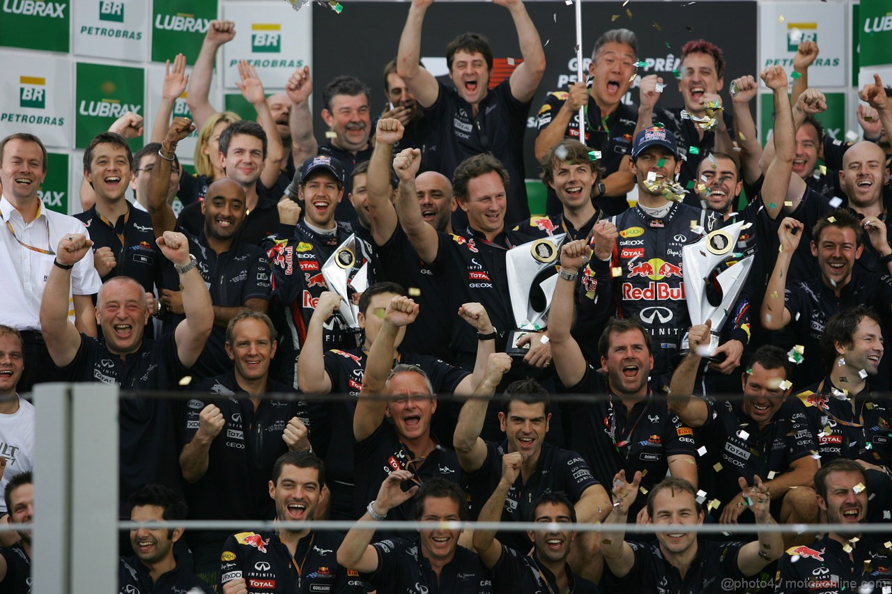 GP BRASILE, 27.11.2011- Gara, Festeggiamenti, Sebastian Vettel (GER), Red Bull Racing, RB7 secondo e Mark Webber (AUS), Red Bull Racing, RB7 vincitore