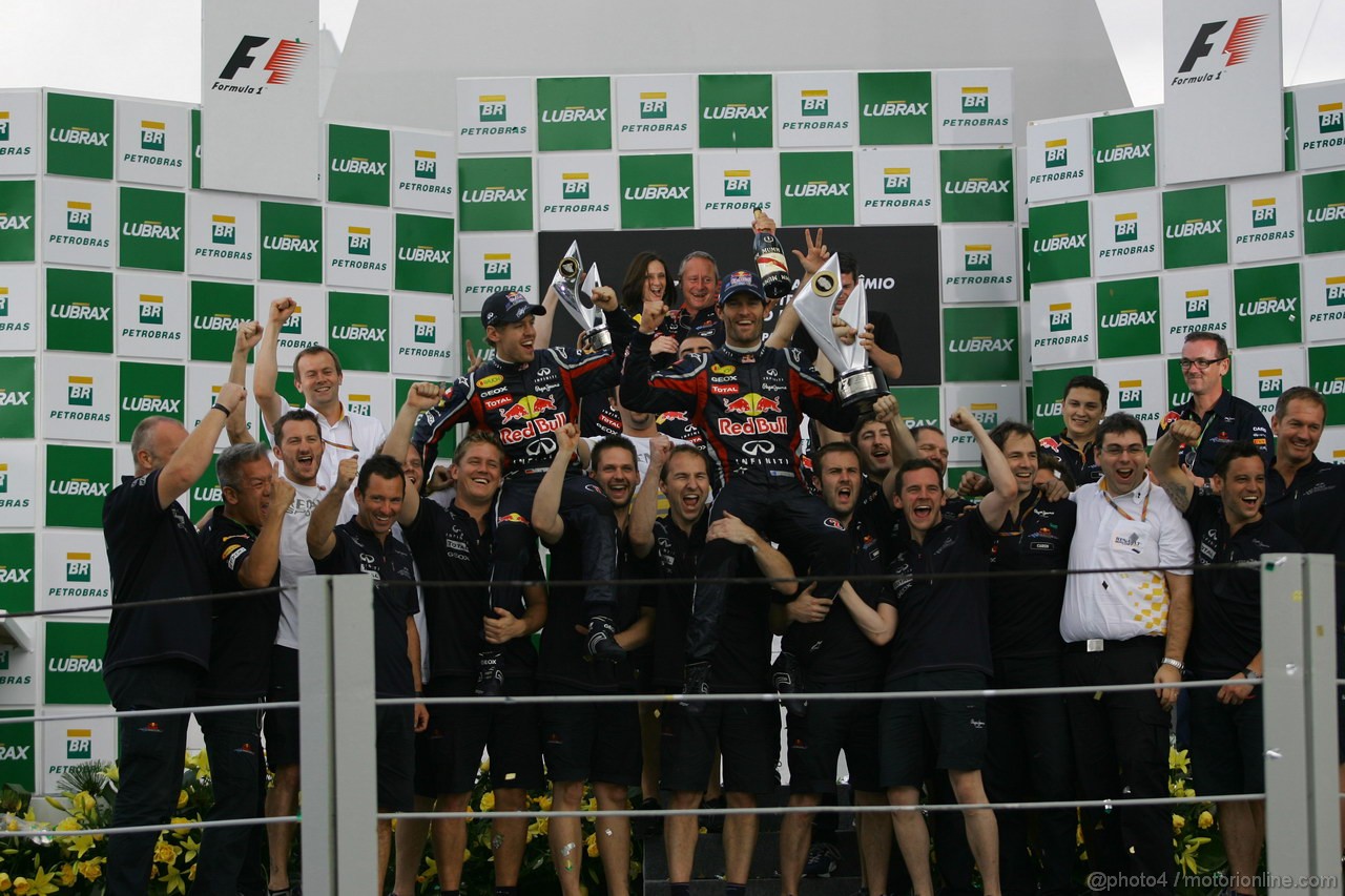GP BRASILE, 27.11.2011- Gara, Festeggiamenti, Mark Webber (AUS), Red Bull Racing, RB7 vincitore e Sebastian Vettel (GER), Red Bull Racing, RB7 secondo 