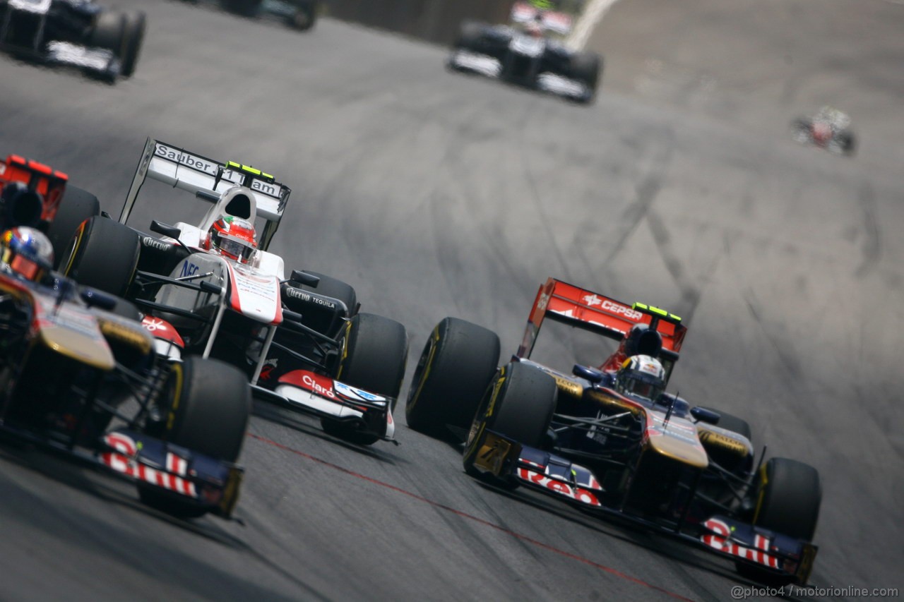 GP BRASILE, 27.11.2011- Gara, Sergio Prez (MEX), Sauber F1 Team C30 e Jaime Alguersuari (SPA), Scuderia Toro Rosso, STR6 