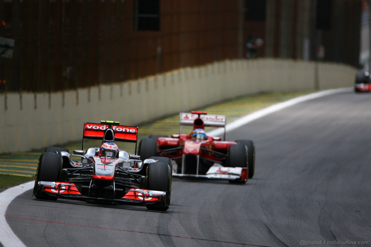 GP BRASILE, 27.11.2011- Gara, Jenson Button (GBR), McLaren  Mercedes, MP4-26 e Fernando Alonso (ESP), Ferrari, F-150 Italia 