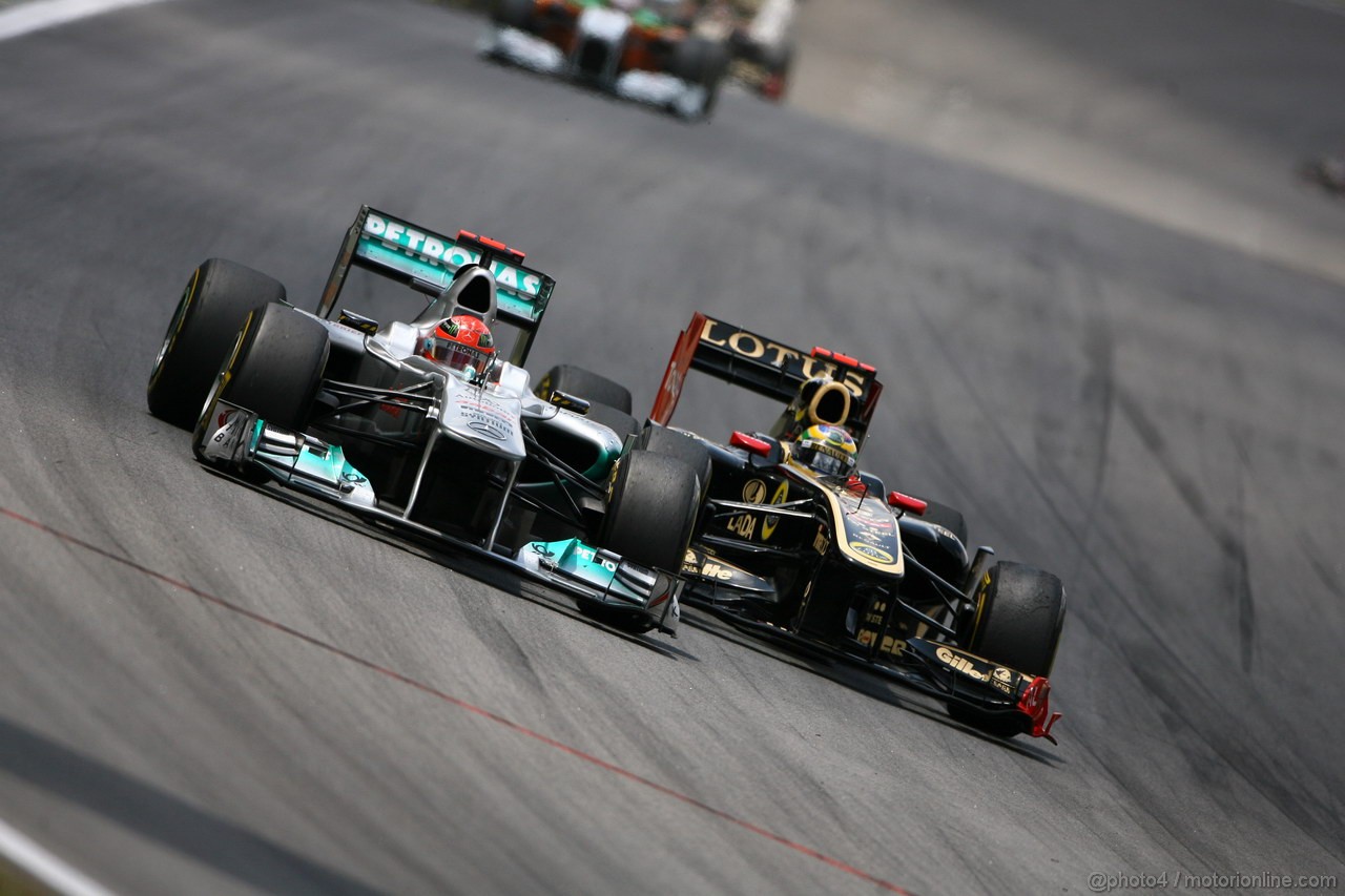 GP BRASILE, 27.11.2011- Gara, Michael Schumacher (GER), Mercedes GP Petronas F1 Team, MGP W02 e Bruno Senna (BRA), Lotus Renault GP R31 