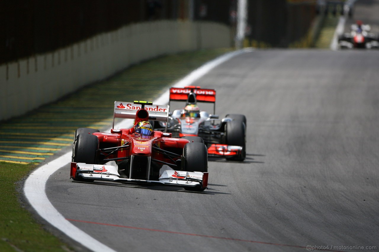 GP BRASILE, 27.11.2011- Gara, Felipe Massa (BRA), Ferrari, F-150 Italia e Lewis Hamilton (GBR), McLaren  Mercedes, MP4-26 