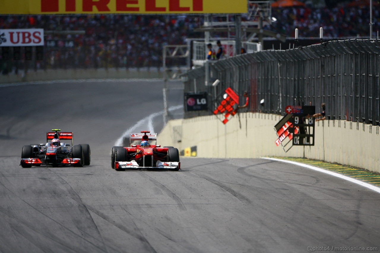 GP BRASILE, 27.11.2011- Gara, Jenson Button (GBR), McLaren  Mercedes, MP4-26 overtakes Fernando Alonso (ESP), Ferrari, F-150 Italia 