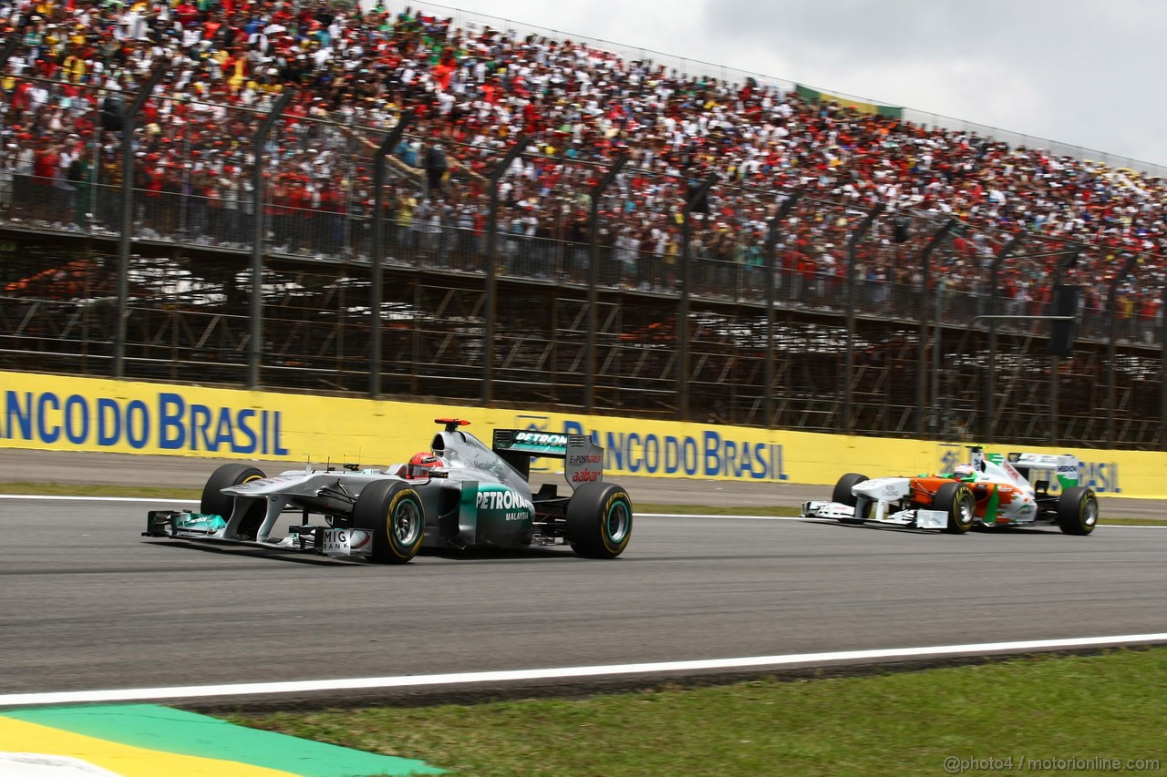 GP BRASILE, 27.11.2011- Gara, Michael Schumacher (GER), Mercedes GP Petronas F1 Team, MGP W02 e Paul di Resta (GBR) Force India VJM04 
