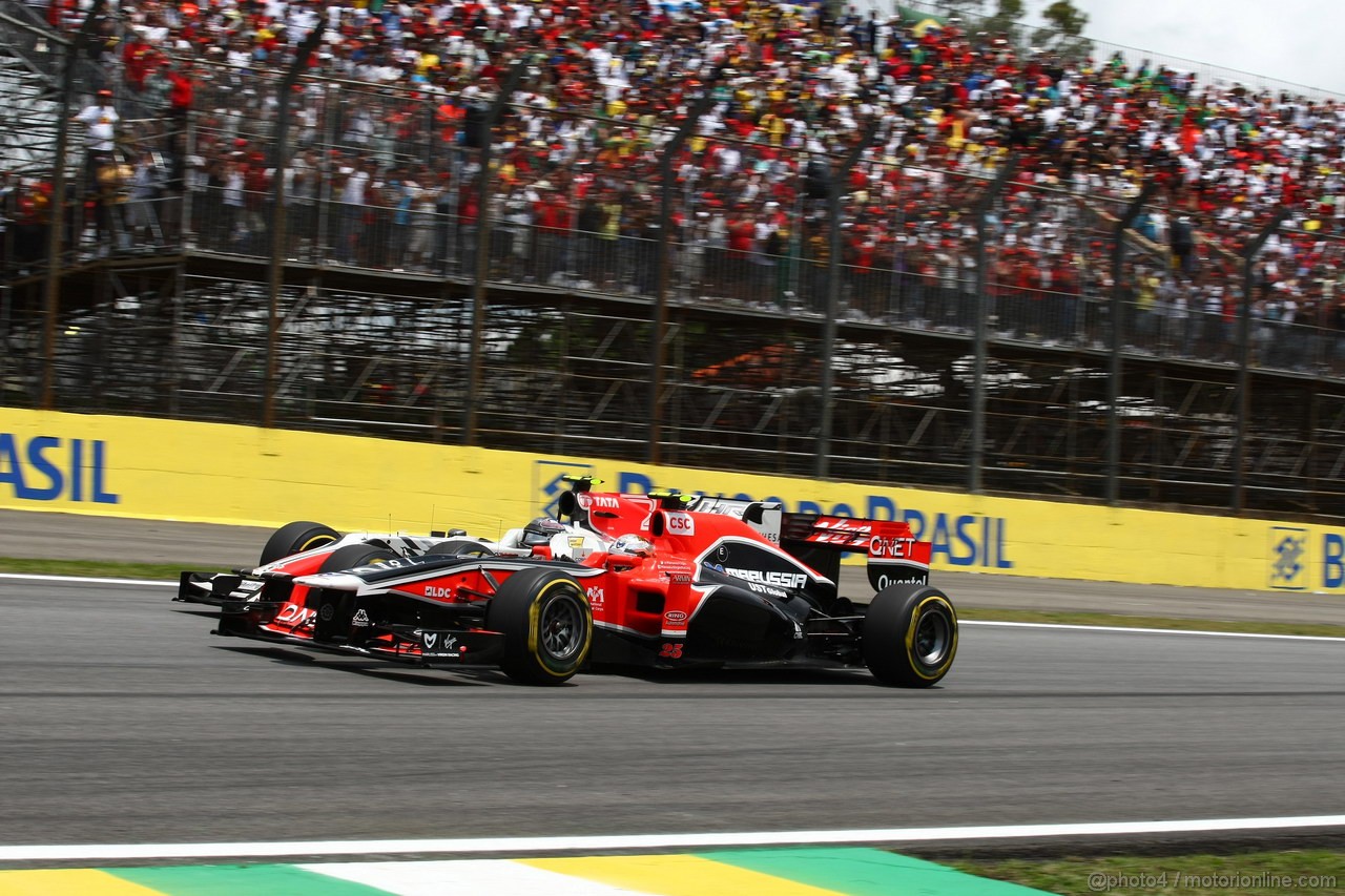 GP BRASILE, 27.11.2011- Gara, Vitantonio Liuzzi (ITA), HRT Formula One Team e Jerome D'Ambrosio (BEL), Marussia Virgin Racing VR-02 