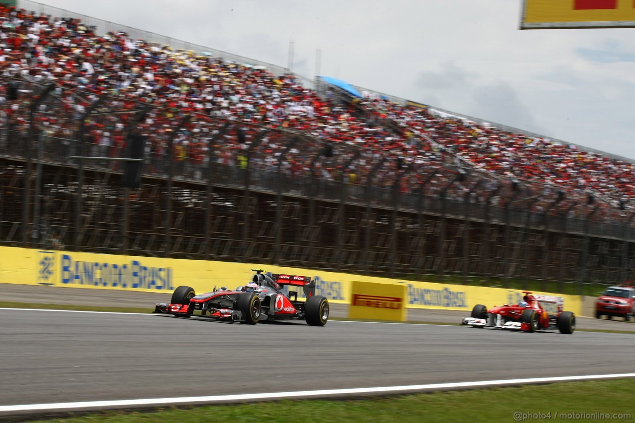 GP BRASILE, 27.11.2011- Gara, Jenson Button (GBR), McLaren  Mercedes, MP4-26 e Fernando Alonso (ESP), Ferrari, F-150 Italia 