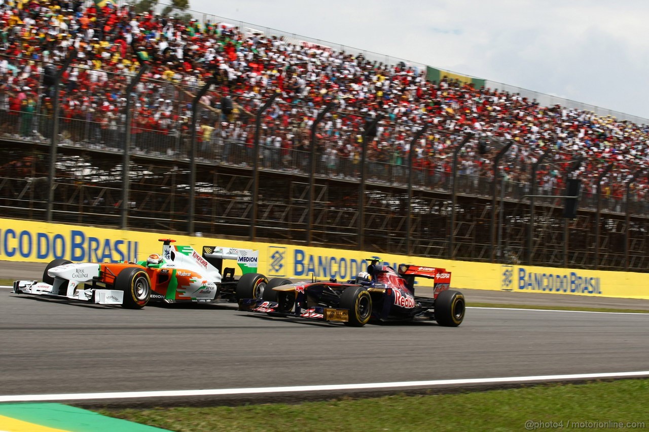 GP BRASILE, 27.11.2011- Gara, Adrian Sutil (GER), Force India F1 Team, VJM04 e Jaime Alguersuari (SPA), Scuderia Toro Rosso, STR6 