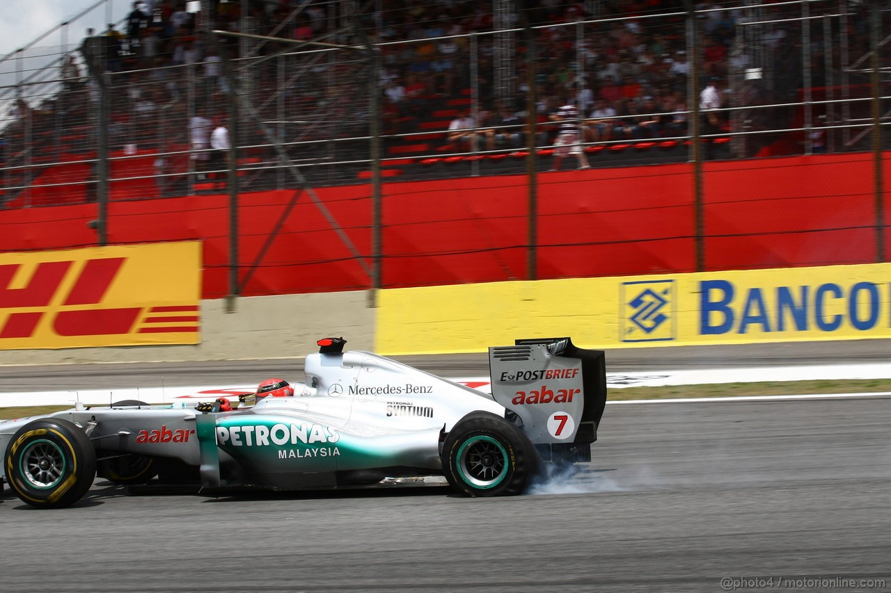 GP BRASILE, 27.11.2011- Gara, Michael Schumacher (GER), Mercedes GP Petronas F1 Team, MGP W02 with puncture