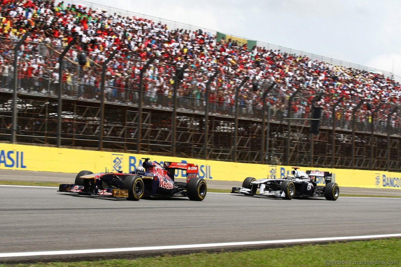 GP BRASILE, 27.11.2011- Gara, Jaime Alguersuari (SPA), Scuderia Toro Rosso, STR6 e Rubens Barrichello (BRA), Williams FW33 