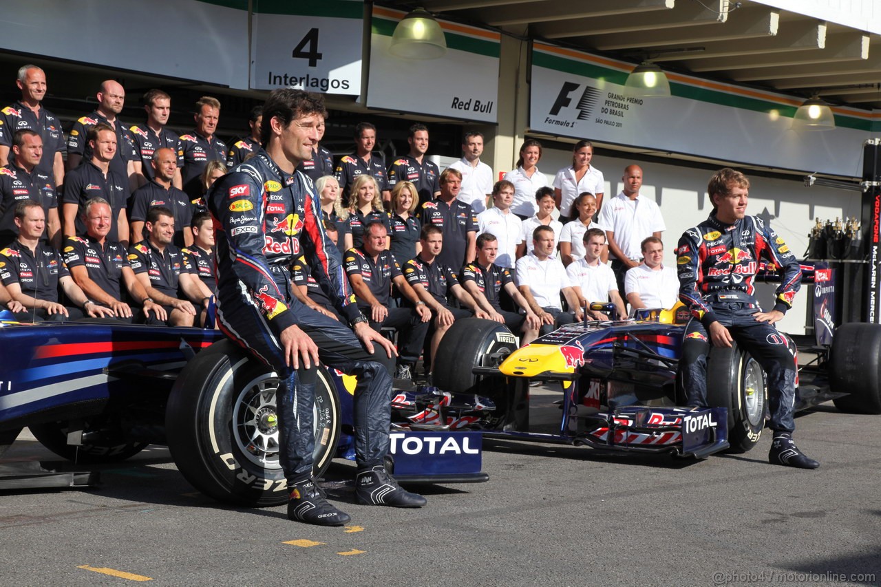 GP BRASILE, 24.11.2011- Team Picture, Mark Webber (AUS), Red Bull Racing, RB7 e Sebastian Vettel (GER), Red Bull Racing, RB7 