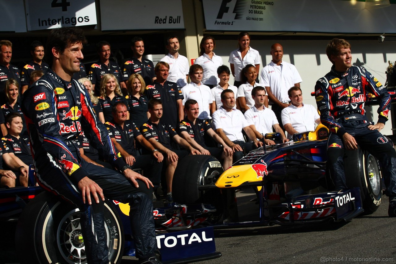 GP BRASILE, 24.11.2011- Team Picture, Mark Webber (AUS), Red Bull Racing, RB7 e Sebastian Vettel (GER), Red Bull Racing, RB7 