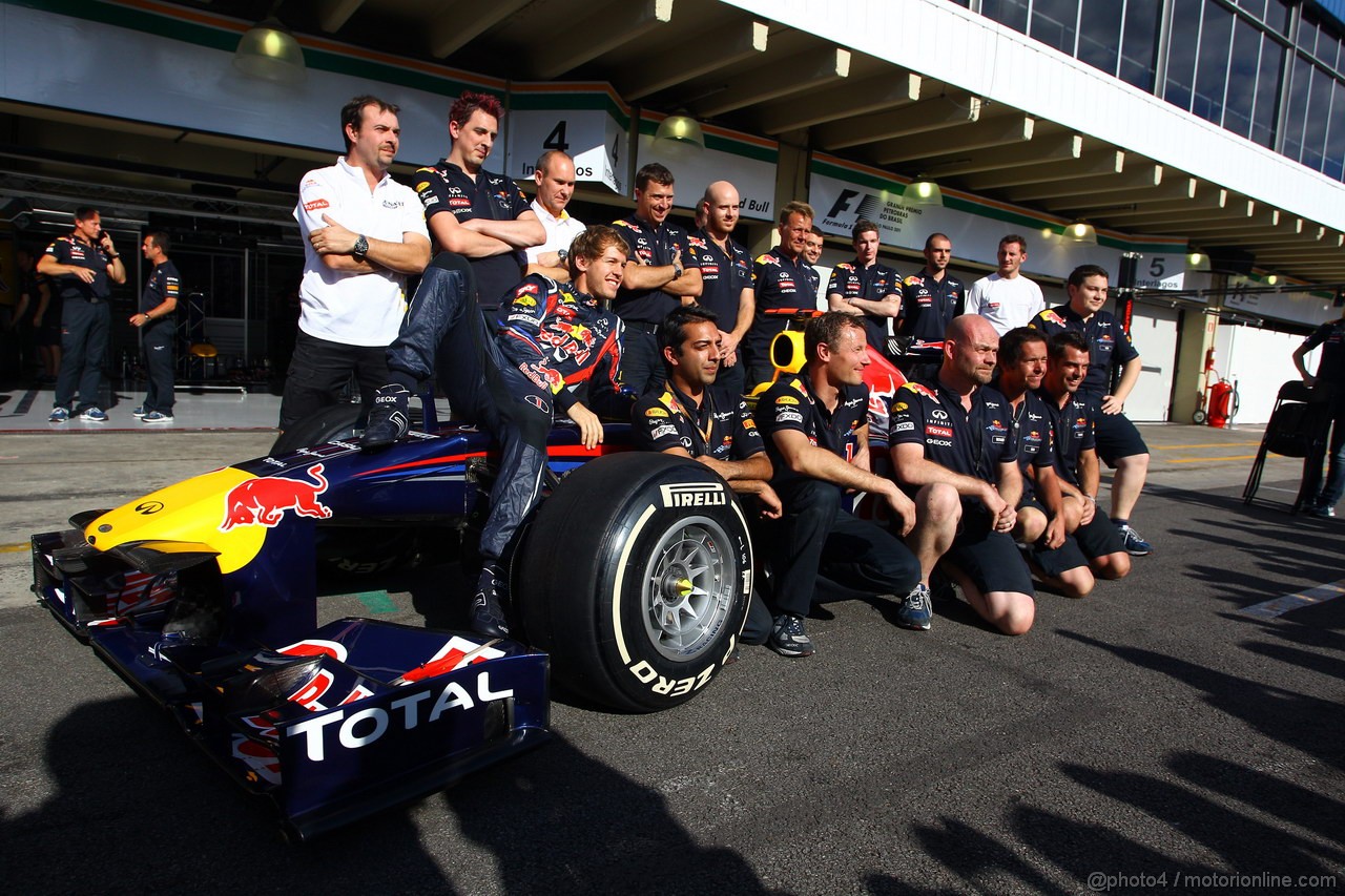 GP BRASILE, 24.11.2011- Team Picture, Sebastian Vettel (GER), Red Bull Racing, RB7 