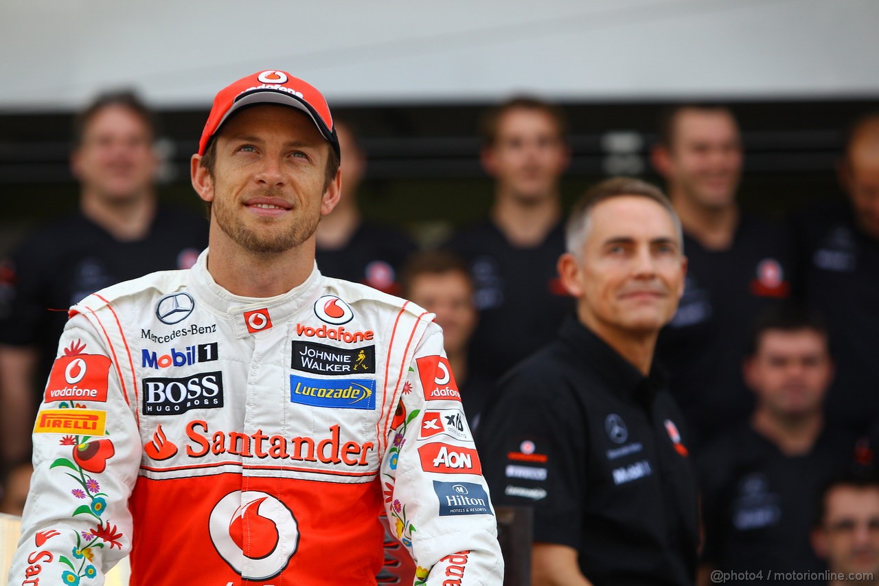 GP BRASILE, 26.11.2011- Team Picture, Jenson Button (GBR), McLaren  Mercedes, MP4-26 e Martin Whitmarsh (GBR), Chief Executive Officer Mclaren 