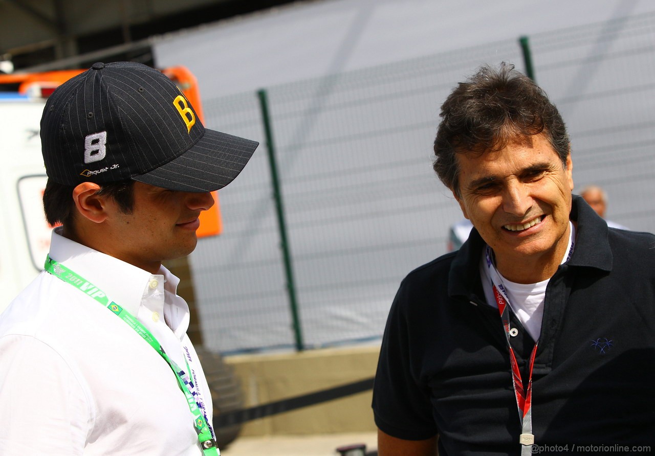 GP BRASILE, 26.11.2011- Nelson Piquet Jr (BRA) e his father Nelson Piquet (BRA), Ex F1 Champion
