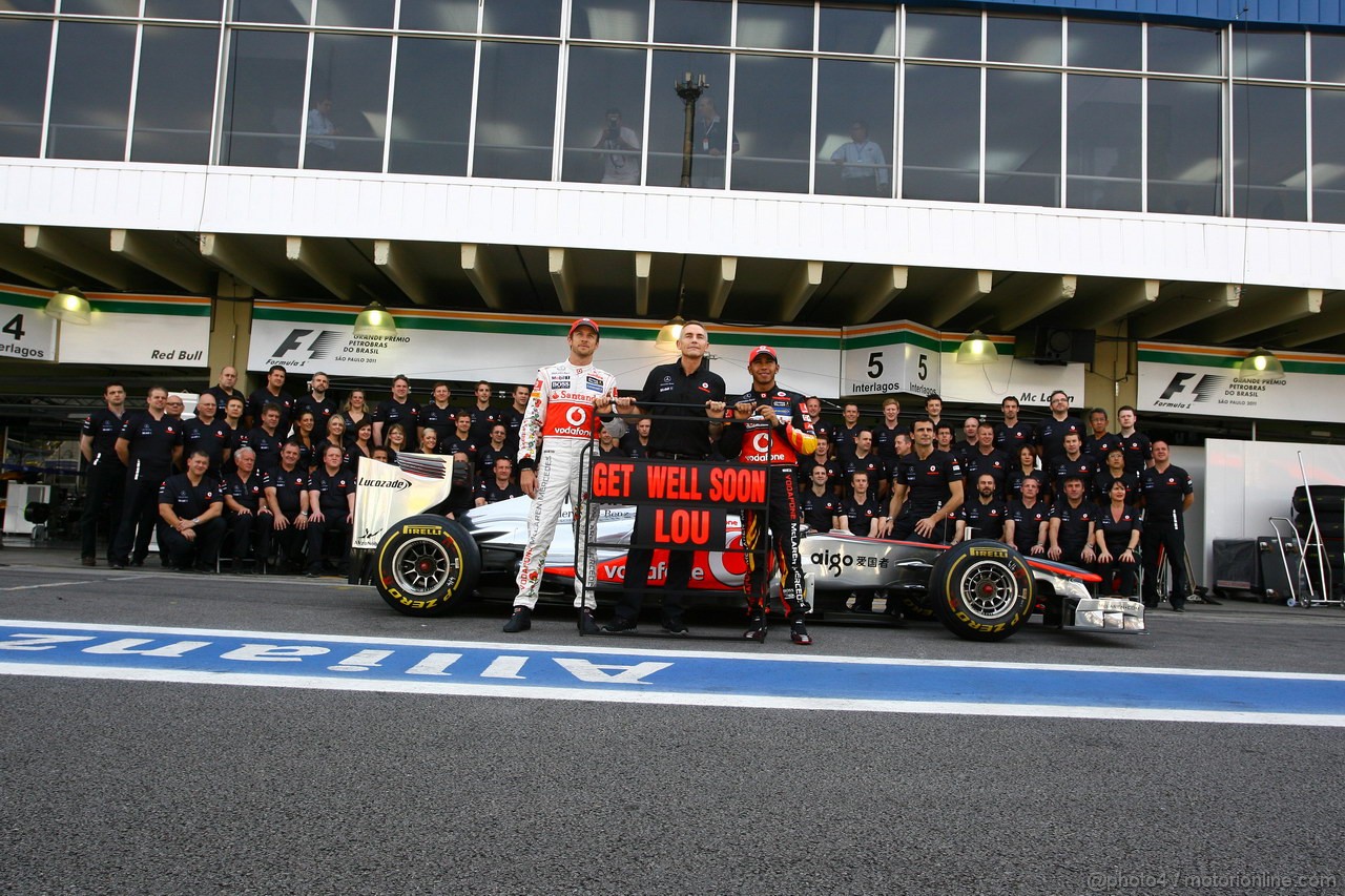 GP BRASILE, 26.11.2011- Team picture, Jenson Button (GBR), McLaren  Mercedes, MP4-26, Martin Whitmarsh (GBR), Chief Executive Officer Mclaren e Lewis Hamilton (GBR), McLaren  Mercedes, MP4-26 