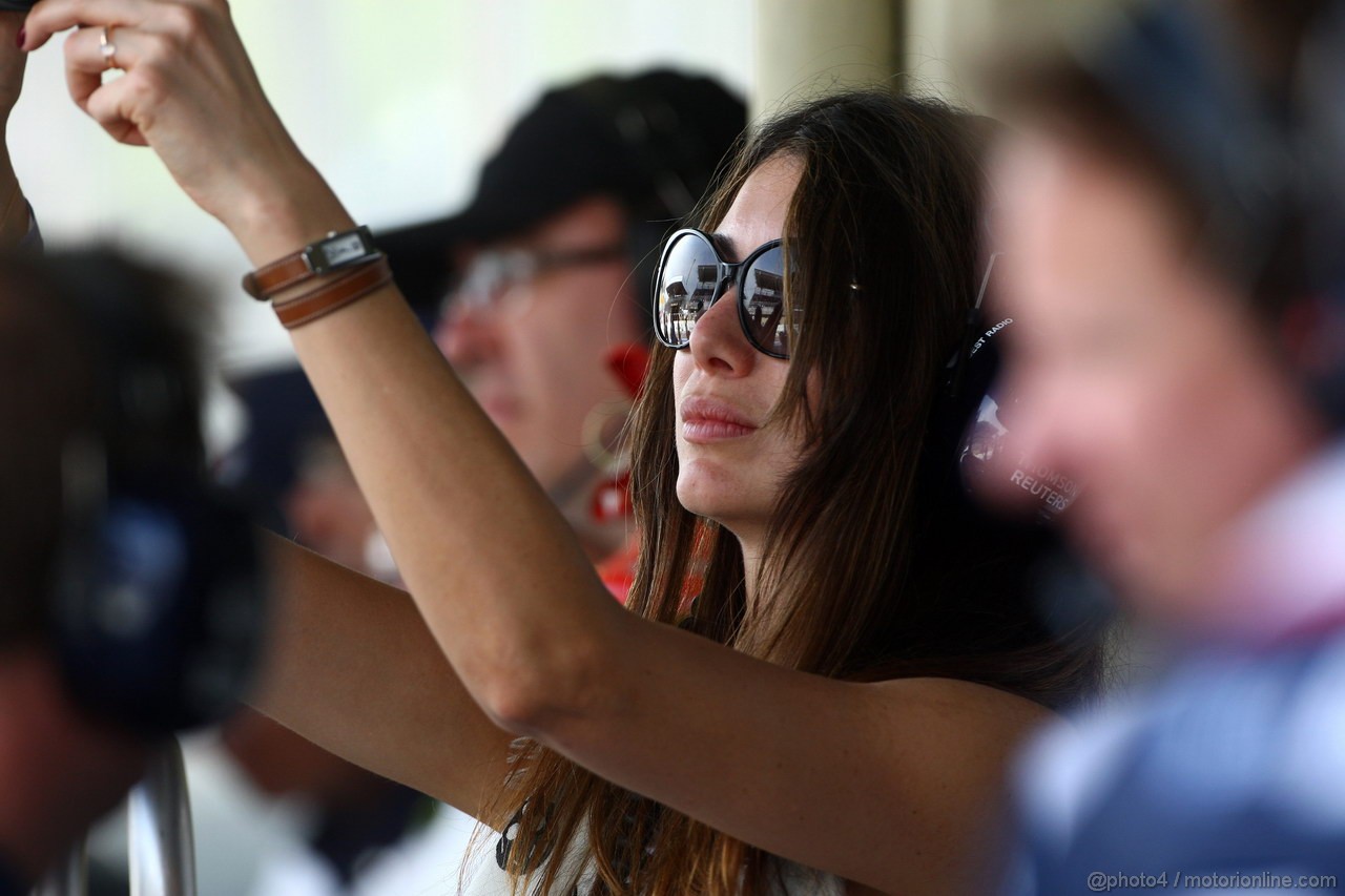 GP BRASILE, 26.11.2011- Prove Libere 3, Sabato, Ragazza in the pit lane