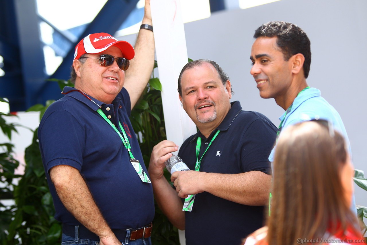 GP BRASILE, 26.11.2011- Prove Libere 3, Sabato, Luis Antonio Massa (BRA), father of Felipe Massa (BRA) e Ricardo Tedeschi (BRA), Ex Manager di Felipe Massa (BRA), Ferrari, F-150 Italia 