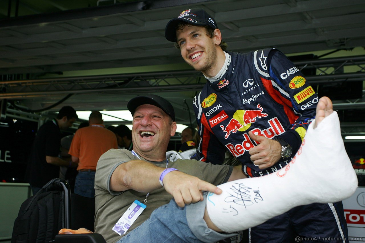 GP BRASILE, 26.11.2011- Sebastian Vettel (GER), Red Bull Racing, RB7 with a fan