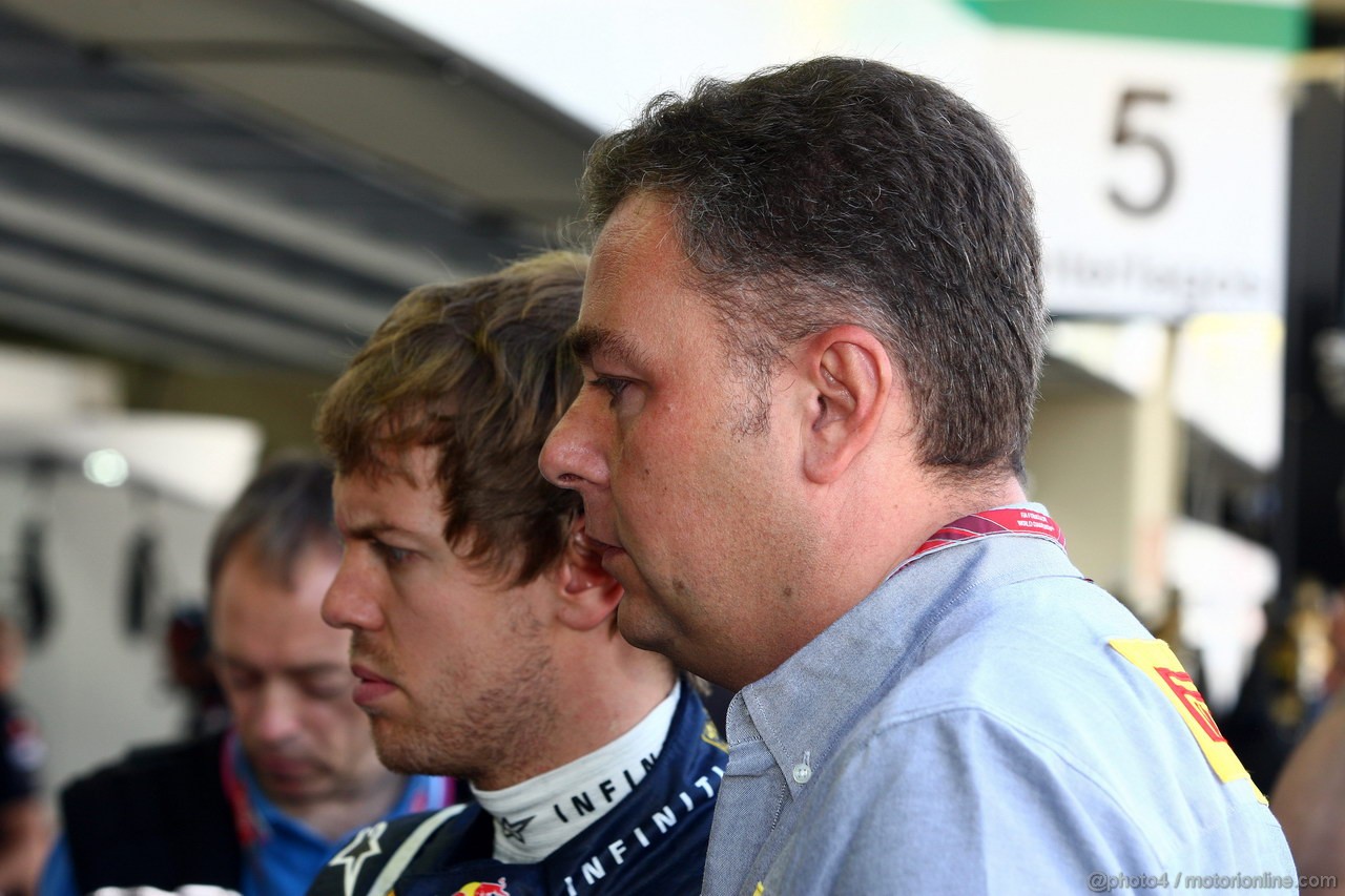 GP BRASILE, 25.11.2011- Prove Libere 1, Venerdi', Sebastian Vettel (GER), Red Bull Racing, RB7 e Mario Isola (ITA), Sporting Director Pirelli  