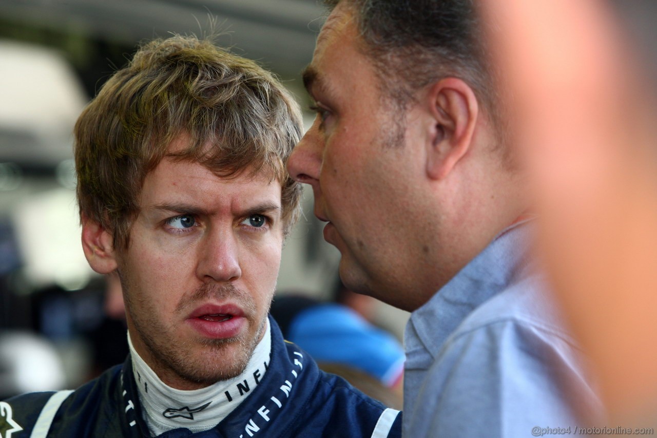 GP BRASILE, 25.11.2011- Prove Libere 1, Venerdi', Sebastian Vettel (GER), Red Bull Racing, RB7 e Mario Isola (ITA), Sporting Director Pirelli  