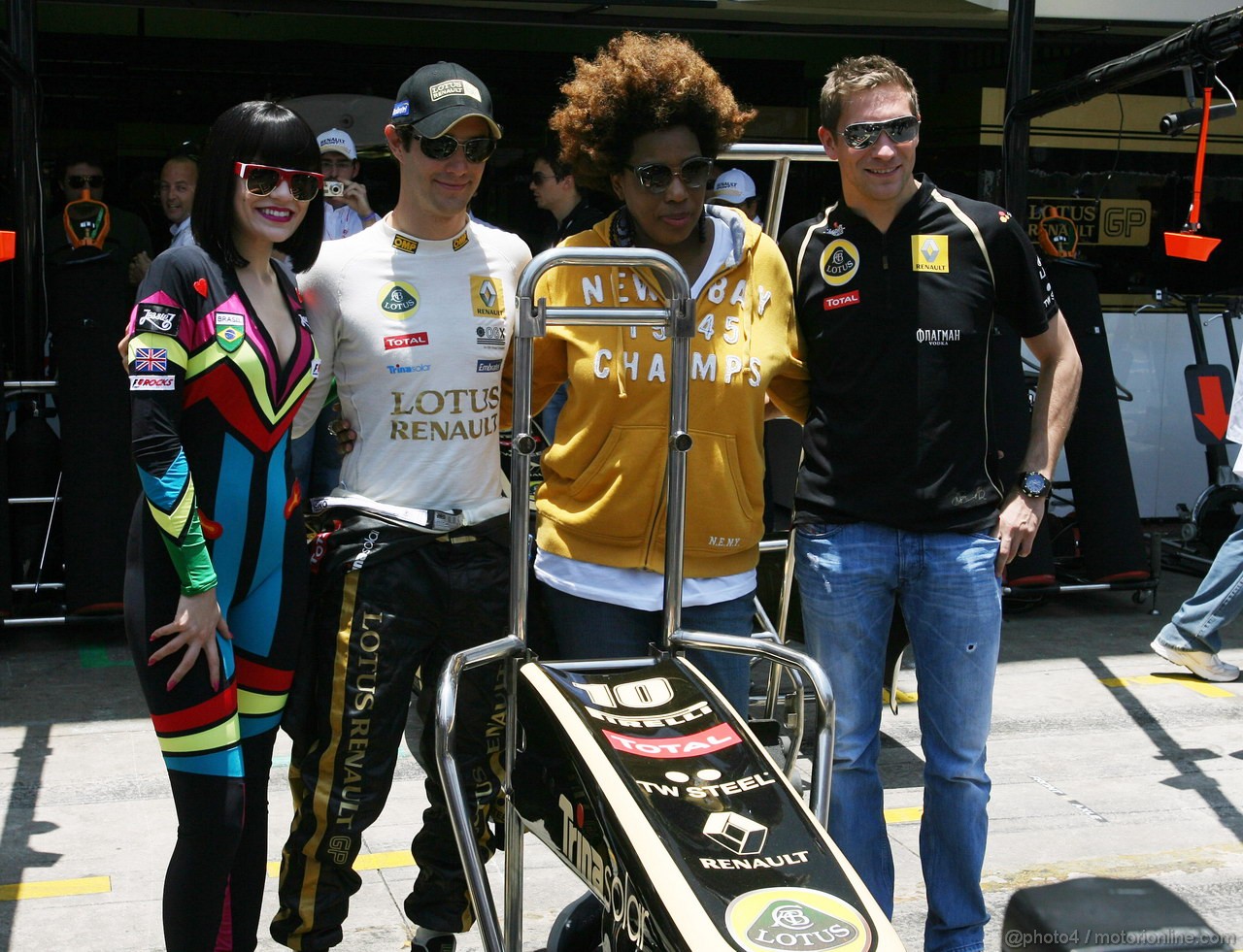 GP BRASILE, 25.11.2011- Bruno Senna (BRA), Lotus Renault GP R31 e Vitaly Petrov (RUS), Lotus Renault GP, R31 with Jessie J. (USA), Singer e Macy Gray (USA), Singer