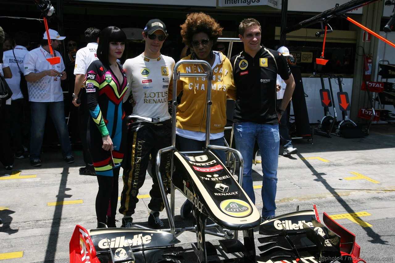 GP BRASILE, 25.11.2011- Bruno Senna (BRA), Lotus Renault GP R31 e Vitaly Petrov (RUS), Lotus Renault GP, R31 with Jessie J. (USA), Singer e Macy Gray (USA), Singer