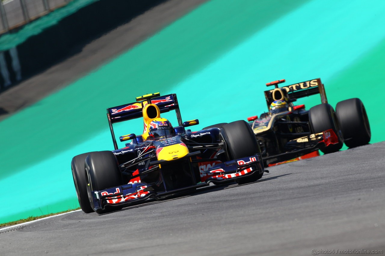 GP BRASILE, 25.11.2011- Prove Libere 1, Venerdi', Mark Webber (AUS), Red Bull Racing, RB7 e Bruno Senna (BRA), Lotus Renault GP R31 