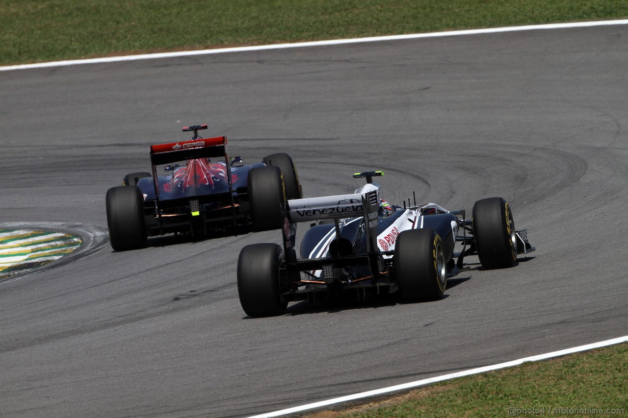 GP BRASILE, 25.11.2011- Prove Libere 2, Venerdi', Sbastien Buemi (SUI), Scuderia Toro Rosso, STR6 e Pastor Maldonado (VEN), Williams FW33 