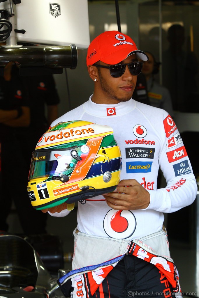 GP BRASILE, 25.11.2011- Lewis Hamilton (GBR), McLaren Mercedes with his special Brazilian GP Helmet, tribute to Ayrton Senna