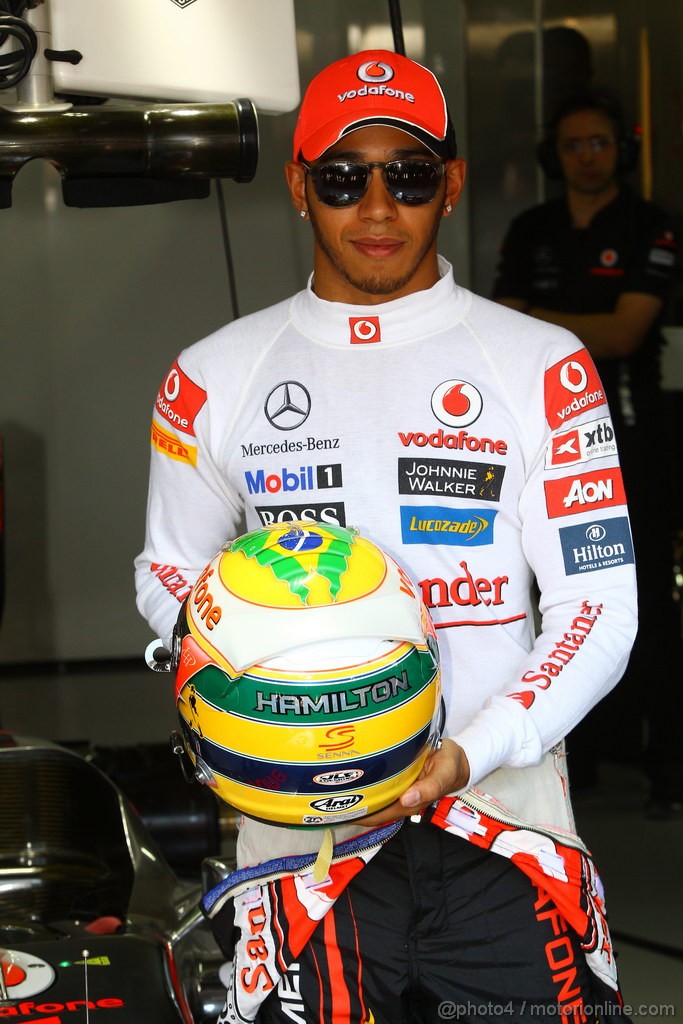 GP BRASILE, 25.11.2011- Lewis Hamilton (GBR), McLaren Mercedes with his special Brazilian GP Helmet, tribute to Ayrton Senna