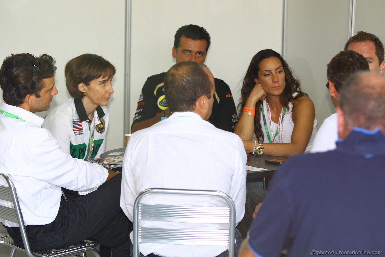 GP BRASILE, 25.11.2011- Prove Libere 2, Venerdi', Viviane Senna, mother e Bianca, mother e sister of Bruno Senna (BRA), Lotus Renault GP R31 