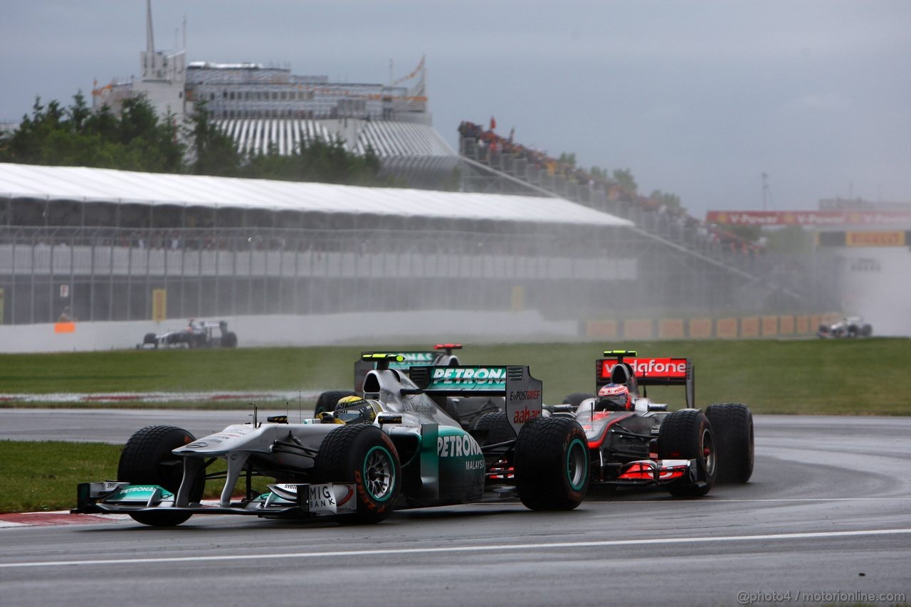 GP CANADA, 12.06.2011- Gara, Nico Rosberg (GER), Mercedes GP Petronas F1 Team, MGP W02 e Jenson Button (GBR), McLaren  Mercedes, MP4-26 