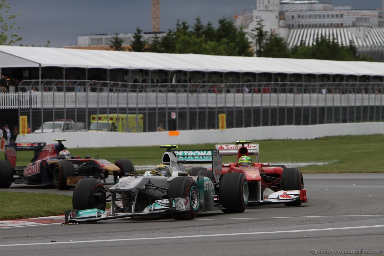 GP CANADA, 12.06.2011- Gara, Nico Rosberg (GER), Mercedes GP Petronas F1 Team, MGP W02 damaged davanti a Felipe Massa (BRA), Ferrari, F-150 Italia 