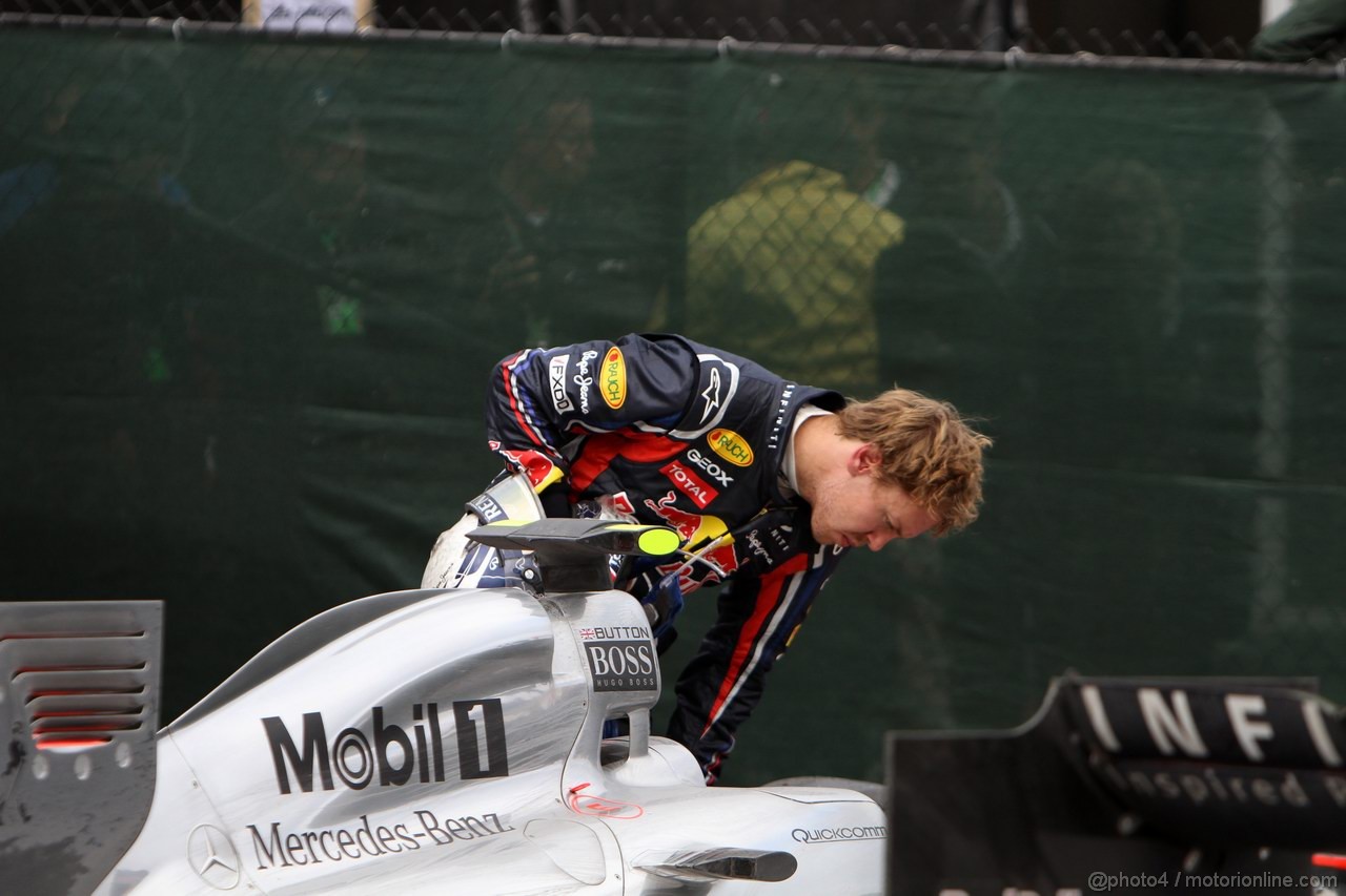 GP CANADA, 12.06.2011- Gara, Sebastian Vettel (GER), Red Bull Racing, RB7 secondo looking at the McLaren  Mercedes, MP4-26 of Jenson Button (GBR)